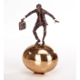 Edition Strassacker Bronzeskulptur "Balance auf goldenem Ei" von Vitali Safronov