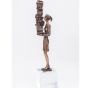 Frontansicht der Bronzeskulptur "Bilanz einer Buchhalterin"