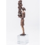 Rückansicht der Bronzeskulptur "Bilanz einer Buchhalterin"