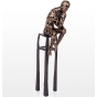 Seitenansicht der Bronzeskulptur "Der Denker, hell"