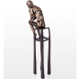 Seitenansicht der Bronzeskulptur "Der Denker, hell"