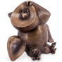 Frontansicht der Bronzeskulptur "Eulenkind"