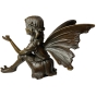 Seitenansicht der Bronzeskulptur "Sitzende Fee mit Schmetterling"