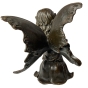 Rückansicht der Bronzeskulptur "Sitzende Fee mit Schmetterling"