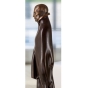 Seitenansicht der Bronzeskulptur "Mensch mit Mantel"