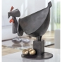 Beispielansicht der Bronzeskulptur "Die schwarze Henne legt abends ihre Eier"
