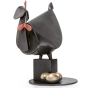 Frontansicht der Bronzeskulptur "Die schwarze Henne legt abends ihre Eier"
