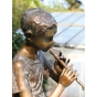 Nahansicht der Bronzeskulptur "Junge mit Flöte"