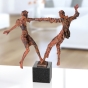 Seitenansicht der Bronzefigur "Liebespaarbalance"