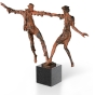 Frontansicht der Bronzefigur "Liebespaarbalance"
