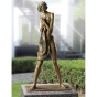 Ansicht der Bronzefigur "Mädchen mit Tuch"