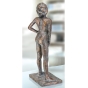 Rückansicht der Bronzeskulptur "Freches Mädchen"