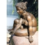 Seitenansicht der Bronzeskulptur "Mädchen mit Frosch"
