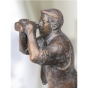 Nahansicht der Bronzefigur "Blick in die Zukunft"