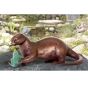 Beispielansicht der Bronzeskulptur "Otter mit Fisch"
