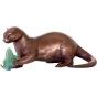 Frontansicht der Bronzeskulptur "Otter mit Fisch"