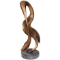 Frontansicht der Bronzeskulptur "Pelikan"
