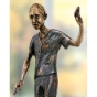 Nahansicht der Bronzeskulptur "Am Scheideweg"