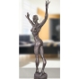 Seitenansicht der Bronzeskulptur "Nackter Tanz"