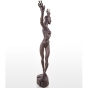 Seitenansicht der Bronzeskulptur "Nackter Tanz"