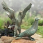 Frontansicht der Bronzefiguren "Tauben im Set"