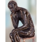 Nahansicht der Bronzeskulptur "Der Denker, dunkel"