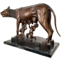 Schräge Rückansicht der Bronzefigur "Wolf mit Romulus und Remus"
