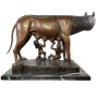 Seitenansicht der Bronzefigur "Wolf mit Romulus und Remus"