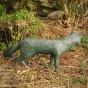 Bronzeskulptur Fuchs stehend mit einer grünen Patina von hinten