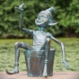 Bronzefigur Gnom sitzt im Eimer und hält Frosch in der Hand