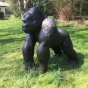 Bronzeskulptur Gorilla im Garten