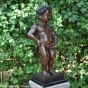 Gartenfigur Junge aus Bronze