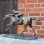 Pferdeskulptur auf Marmorsockel