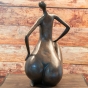 Bronzeskulptur "Sitzende Frau" - modern
