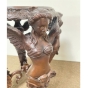 Detailaufnahme einer Figur des Bronzehockers