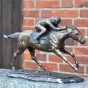 Bronze Jockey auf Pferd