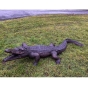 Seitenansicht der Bronzeskulptur "Großer Alligator"