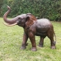 Bronzeskulptur "Afrikanischer Baby Elefant" auf einer Wiese