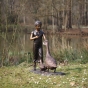 Bronzeskulptur "Mädchen füttert Gänse"