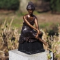 Bronzeskulptur "Sitzende Schönheit" auf Marmorsockel