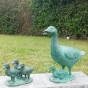 Bronzeskulptur "Entenfamilie" mit einer grünen Patina