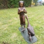 Bronzeskulptur "Johanna mit Gänsefamilie" auf einer Wiese