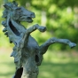 Nahaufnahme Bronzefigur steigender Hengst 