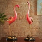 Bronzeskulptur Flamingo Paar auf einem Tisch