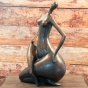 Bronzeskulptur "Sitzende Frau" - modern