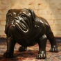 Bronzeskulptur Stehende Bulldogge mit einer braunen Patina