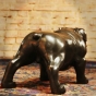 Bronzeskulptur Stehende Bulldogge von hinten