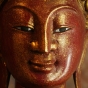 Gesicht vom Buddha aus Holz in rot und gold