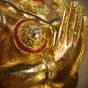 Mudra Begrüßung bei dem Holzbuddha