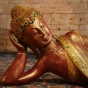 Buddhafigur aus Holz in rot und gold